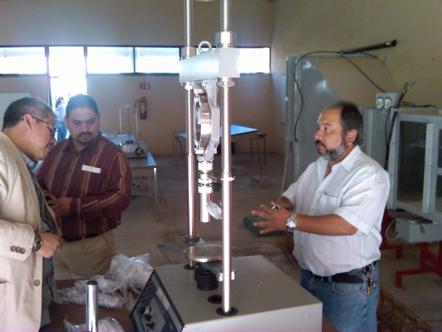 Entregando Prensa Proter para Ingenieria Civil