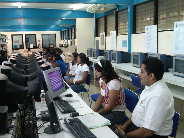 Impartiendo Capacitacion del Laboratorio de Idiomas